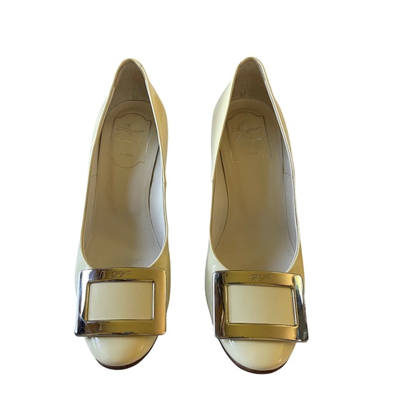 Roger Vivier Trompette Pumps Patent Beige 6